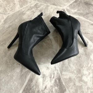 NWOT QUPID black pointed faux vegan leather pointed bootie heels size 5.5 6.5